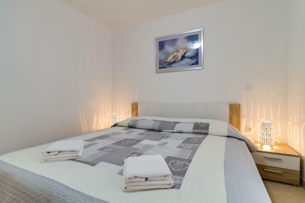 Apartments Tonka Near Beach And Sea Pula Exterior foto